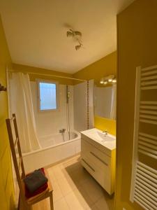 Maisons de vacances Gite les Clairieres - Piscine, Climatisation : photos des chambres