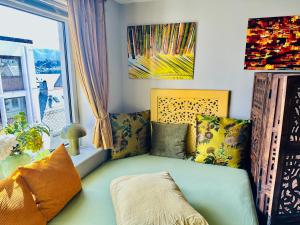 Stylish free parking Studio central with balcony