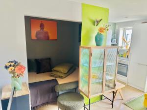 Stylish free parking Studio central with balcony