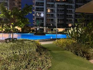 86 sqm, 3BR condo, Free Prking, WiFi, ntflx