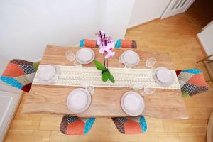 Zurich City Gem Steps to Tram Family & group