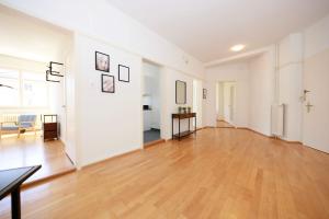 Zurich City Gem Steps to Tram Family & group