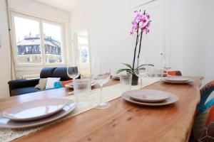 Zurich City Gem Steps to Tram Family & group