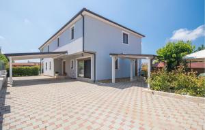 Gorgeous Apartment In Porec With Wifi