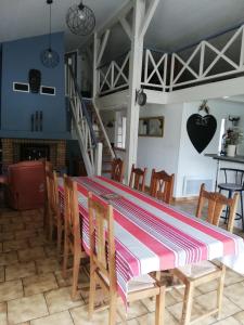 Maisons de vacances Maison familiale au calme avec piscine en bordure de foret : photos des chambres