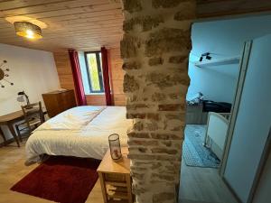 Chalets Le refuge d-Yzeron, gite autonome en pleine foret pour 8 personnes : photos des chambres