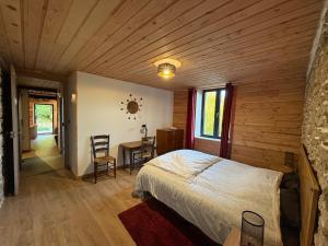 Chalets Le refuge d-Yzeron, gite autonome en pleine foret pour 8 personnes : photos des chambres