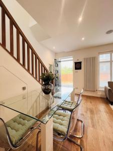 The Mews house in Muswell Hill with private parking