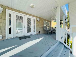 Bright cheerful duplex with a pool A