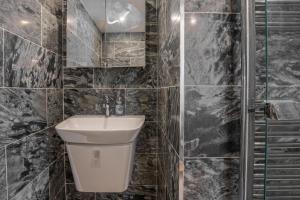 1 Bed Flat in Nell Gwynn House, Sleeps 4, Steps from Harrods & Hyde Park, 24 Hour Reception