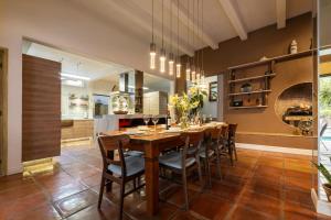 Casa Feliz Jacuzzis Alberca Gimnacio Vapor PingPong Billar Cuarto de Video