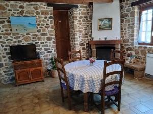 Maisons de vacances Les Roses Tremieres : Maison 2 Chambres