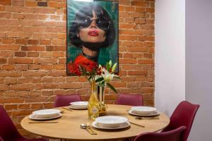 Comfy Modern Apart in Old Town Parking by Hoomvi