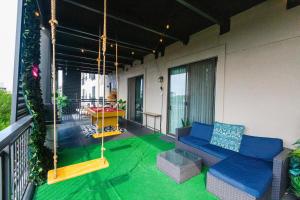 The Treehouse Spacious & Fun 2BR Retreat in the Heart of the Domain