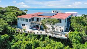 Original 1945 Cottage on 6 Very Private Acres - 4hvězdičkové hotely ve městě Oak Island