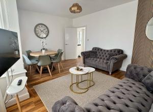 Orchid House 1 Luxury Cosy 3 BDR By AltoLuxo Short Lets Serviced Accommodation With Free Wifi & Parking