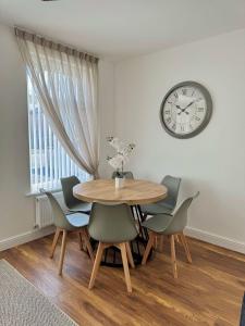 Orchid House 1 Luxury Cosy 3 BDR By AltoLuxo Short Lets Serviced Accommodation With Free Wifi & Parking