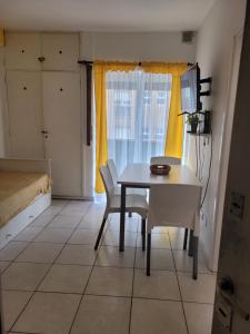 Mardel centrico con balcon a la calle