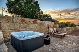 Hello Walls Luxury with views plus hot tub