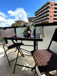 Modern Flat with Balcony - 3 min walk to Metro C, Colosseum in 18 min