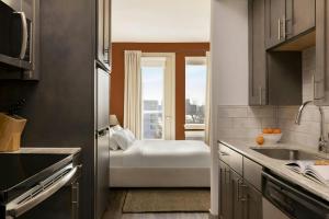 Studio Apartment with Queen Bed and Juliet Balcony room in Sonder at East 5th