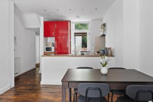 Long Stay Stylish 1BR Close to City Centre with Parking Netflix Garden