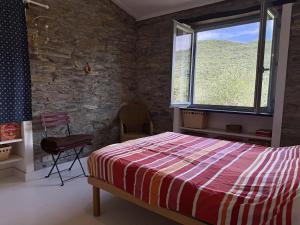 A Beautiful Gardened Marias House - by HOST4U