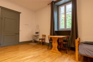 Hotels Monastere du Val de Consolation : Chambre Triple Basique avec Salle de Bains Commune