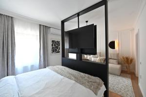 Signature Urban Studio with Garden & Private Garage