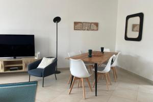 Apartment for 6 with terrace 100 m from the sea