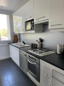 Apartment for 6 with terrace 100 m from the sea