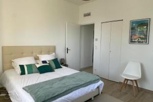 Apartment for 6 with terrace 100 m from the sea