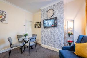 Spacious home in Newcastle Under Lyme with Parking