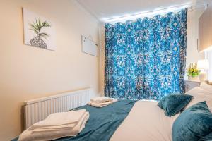 Spacious home in Newcastle Under Lyme with Parking