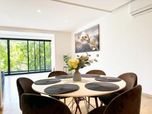 Modern Apartment with Private Terrace and Golf Course View, free parking in Puerto Aventuras