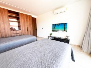 Modern Apartment with Private Terrace and Golf Course View, free parking in Puerto Aventuras