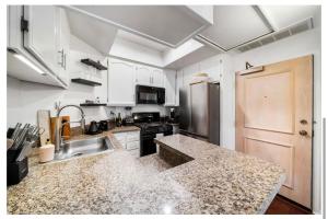 Turnkey Studio Adjacent to Beverly Hills