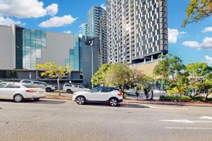 2BR Fortitude Valley Pool Gym and Parking
