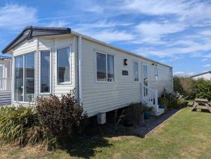 Beautifully presented beachcomber holiday home sited on the Durdle Door holiday park within a few minutes walk from the path that leads to the famous Durdle Door arch and Lulworth cove
