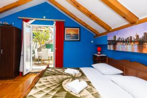 Apartments with WiFi Sibenik - 24358