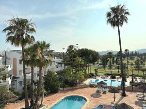 Gran terraza soleada con piscina en Mijas Golf