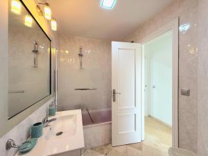 Gran terraza soleada con piscina en Mijas Golf