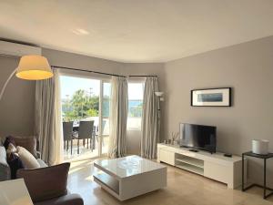 Gran terraza soleada con piscina en Mijas Golf