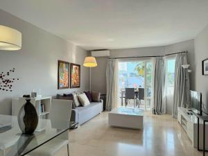 Gran terraza soleada con piscina en Mijas Golf