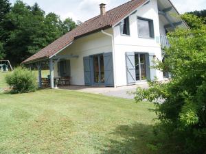 Maisons de vacances Chalet spacieux avec cheminee, proche foret, sentiers pedestres, terrasse, terrain clos, jeux et WIFI - FR-1-589-187 : photos des chambres