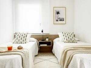 CALA BLANCA CON BONITAS VISTAS PISCINA y PORTAVENTURA