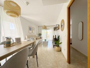 CALA BLANCA CON BONITAS VISTAS PISCINA y PORTAVENTURA