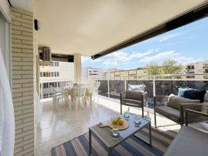 CALA BLANCA CON BONITAS VISTAS PISCINA y PORTAVENTURA