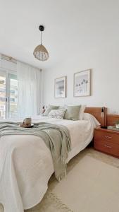 CALA BLANCA CON BONITAS VISTAS PISCINA y PORTAVENTURA