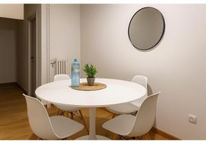 Spacious 2-Bedroom City Center Apartment with Free Easy Parking